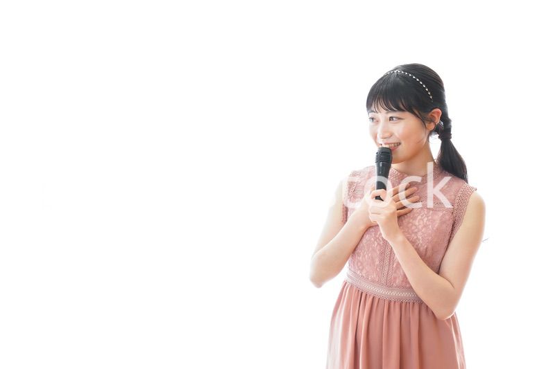 パーティーで司会をする若い女性