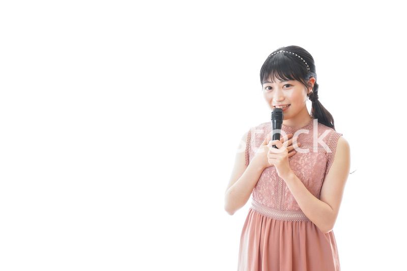 パーティーで司会をする若い女性