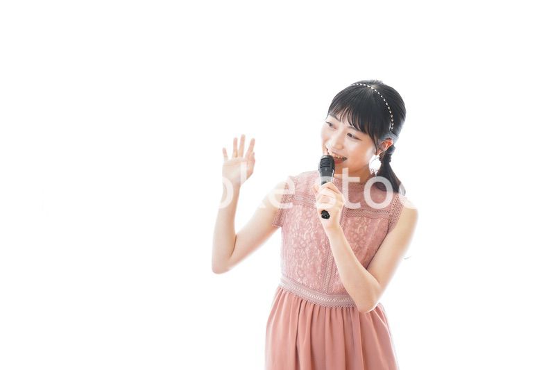 パーティーで司会をする若い女性