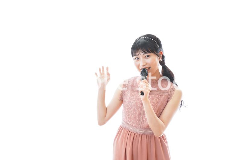 パーティーで司会をする若い女性