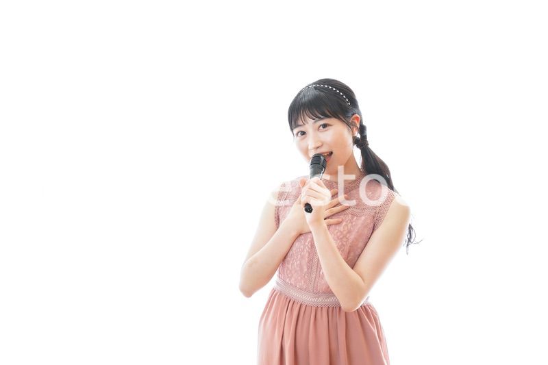 パーティーで司会をする若い女性