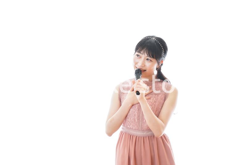 パーティーで司会をする若い女性