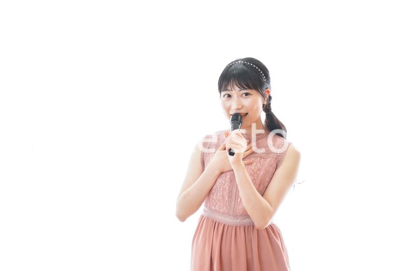 パーティーで司会をする若い女性