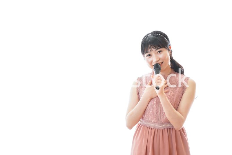 パーティーで司会をする若い女性