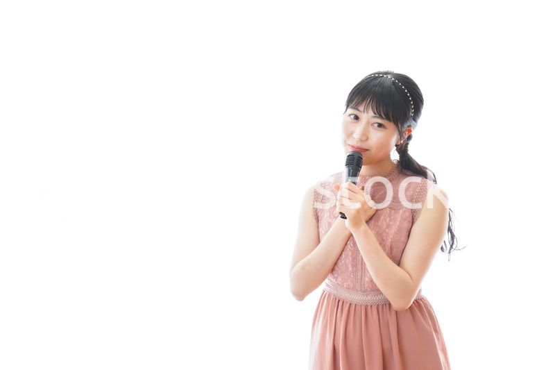 パーティーで司会をする若い女性