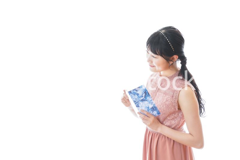 パーティーの招待状を持つ若い女性