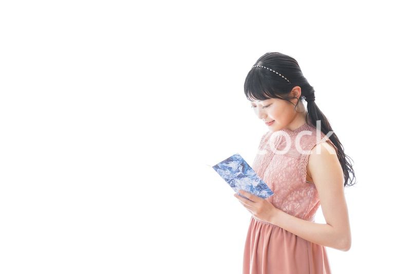 パーティーの招待状を持つ若い女性