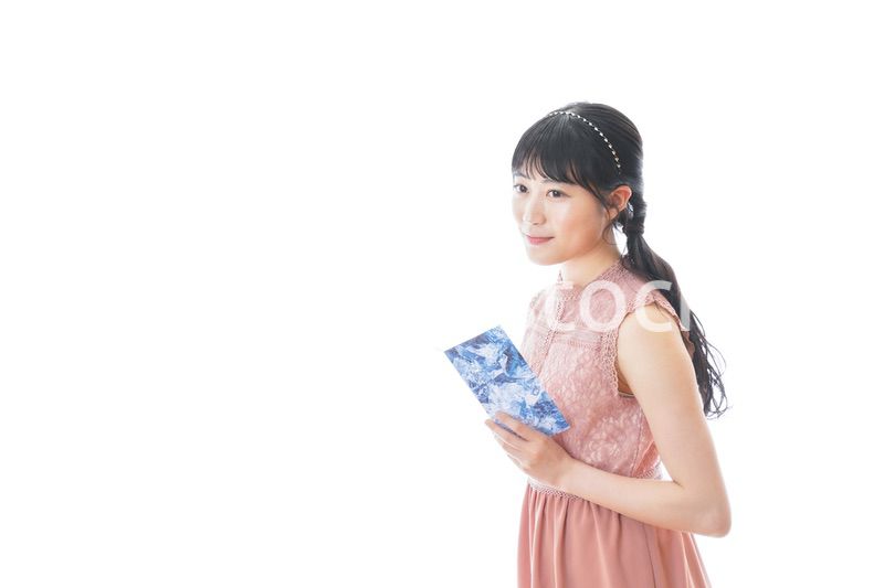 パーティーの招待状を持つ若い女性