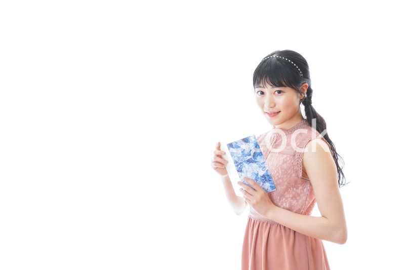 パーティーの招待状を持つ若い女性