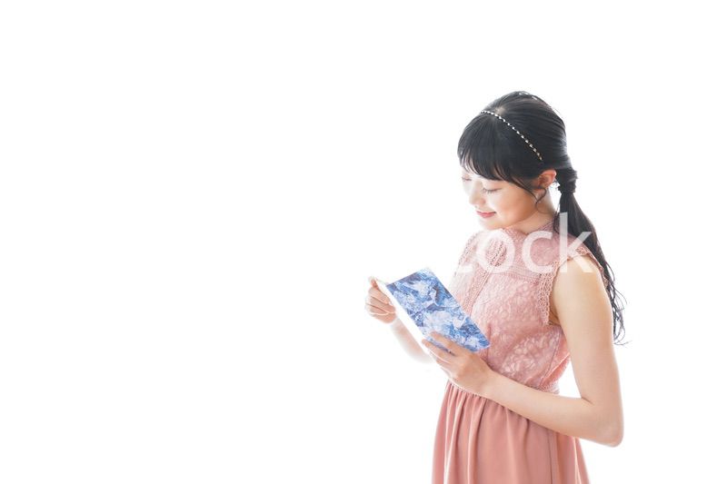 パーティーの招待状を持つ若い女性