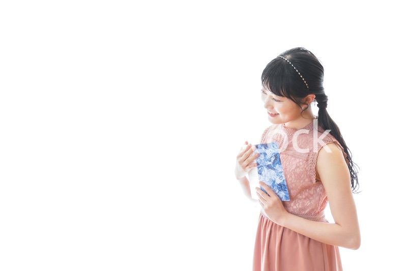 パーティーの招待状を持つ若い女性