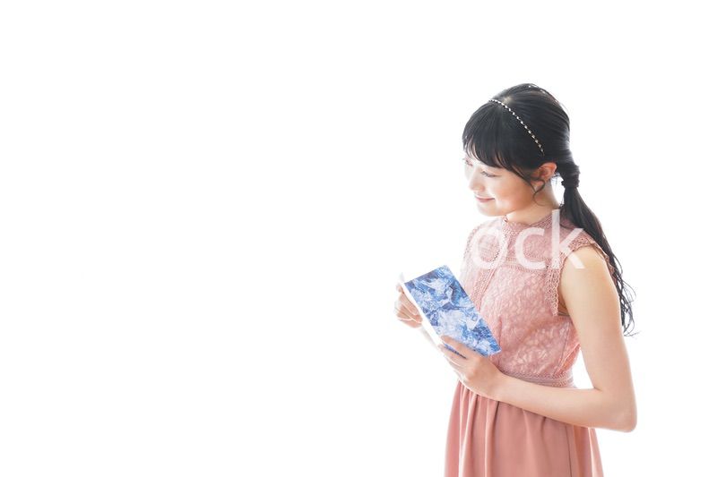 パーティーの招待状を持つ若い女性