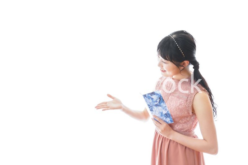 パーティーの招待状を持つ若い女性