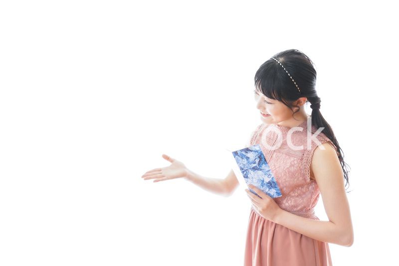 パーティーの招待状を持つ若い女性