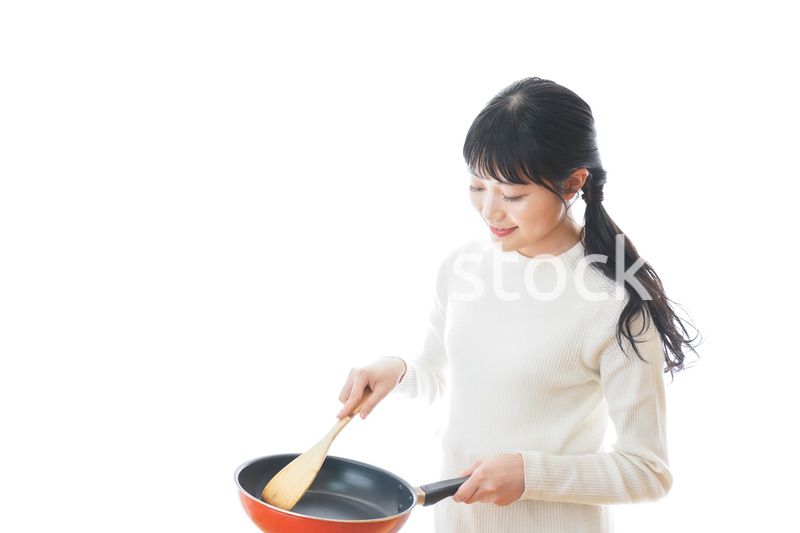 自宅で料理をする一人暮らしの女性