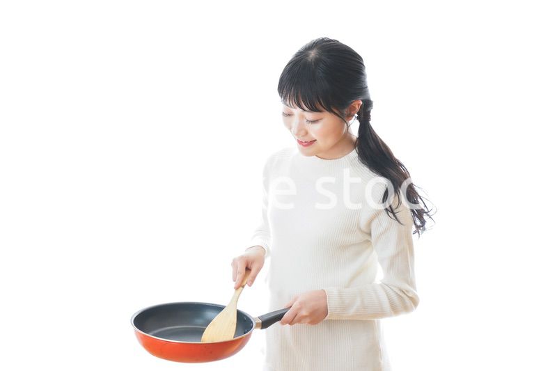 自宅で料理をする一人暮らしの女性