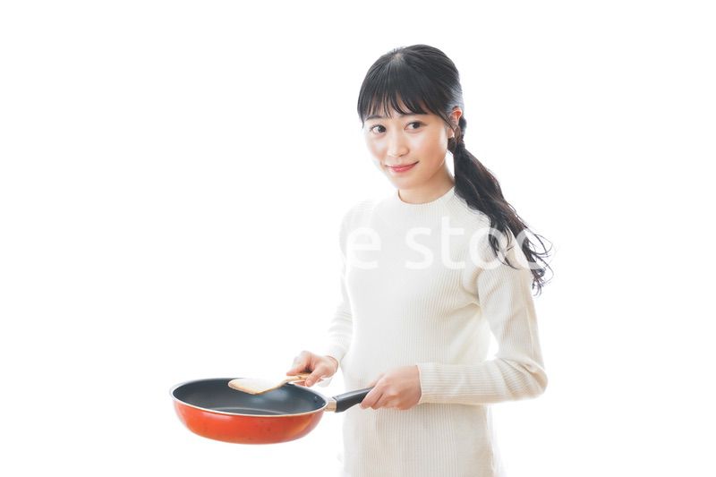 自宅で料理をする一人暮らしの女性