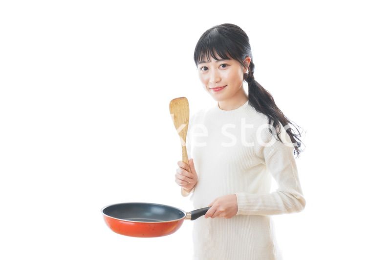 自宅で料理をする一人暮らしの女性