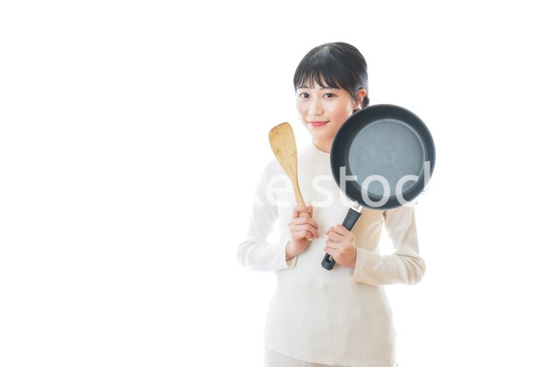 自宅で料理をする一人暮らしの女性