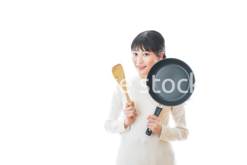 自宅で料理をする一人暮らしの女性