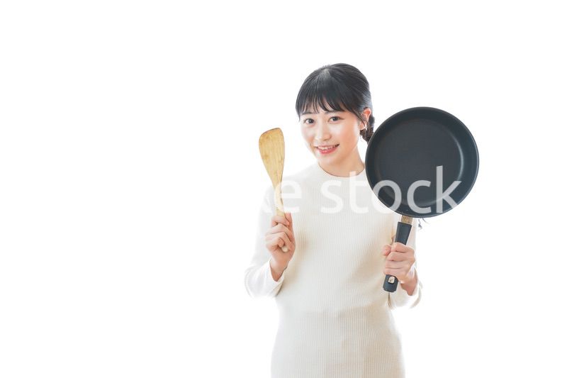 自宅で料理をする一人暮らしの女性