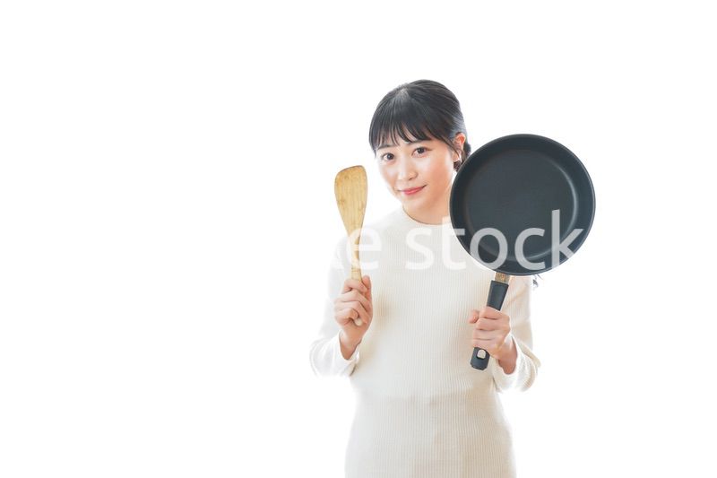 自宅で料理をする一人暮らしの女性