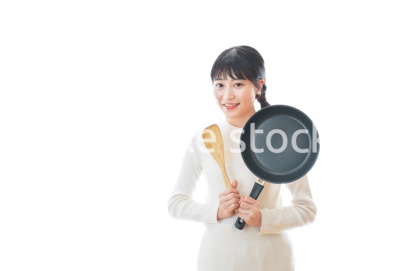 自宅で料理をする一人暮らしの女性