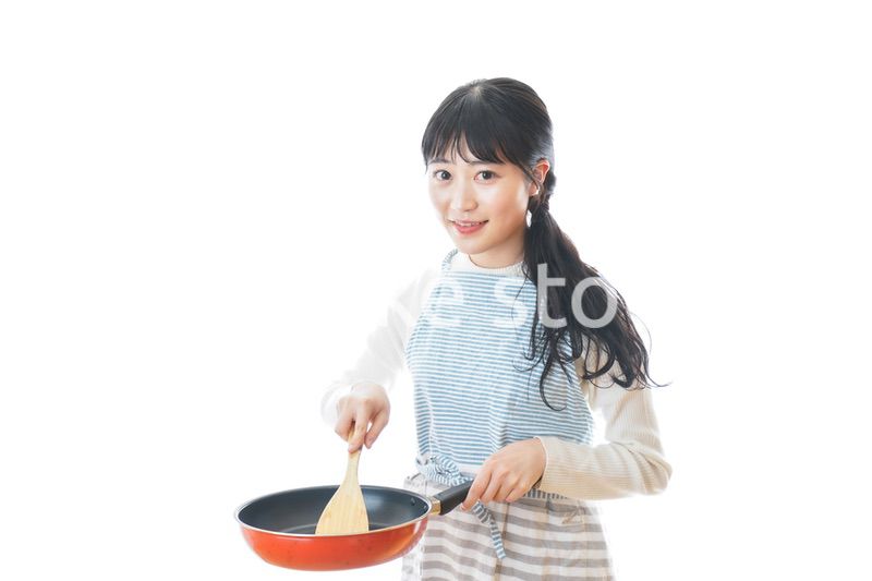 自宅で料理をする新婚の女性