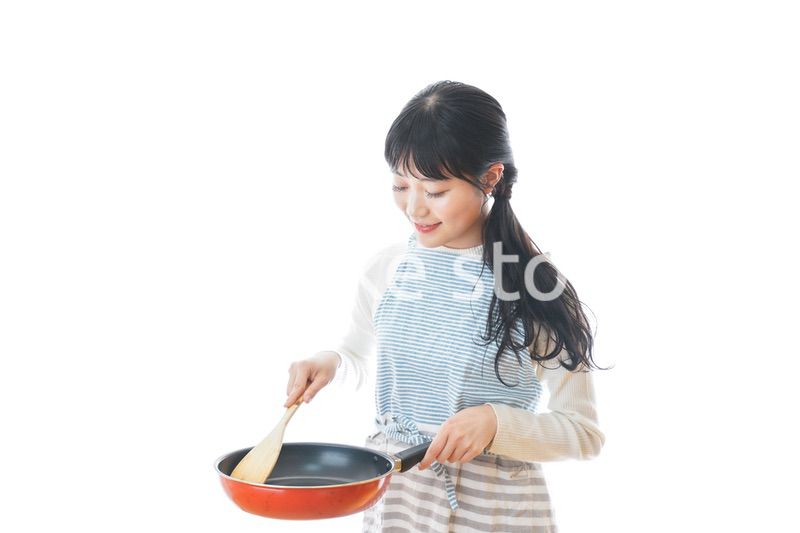 自宅で料理をする新婚の女性