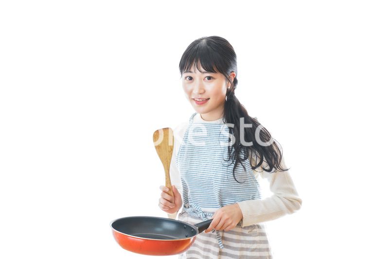 自宅で料理をする新婚の女性