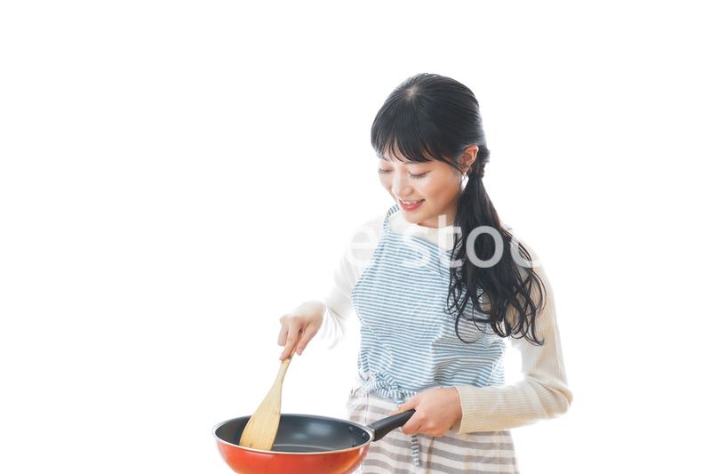 自宅で料理をする新婚の女性