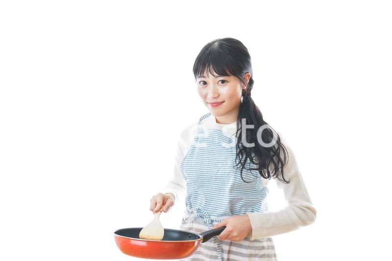 自宅で料理をする新婚の女性