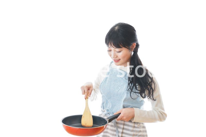 自宅で料理をする新婚の女性