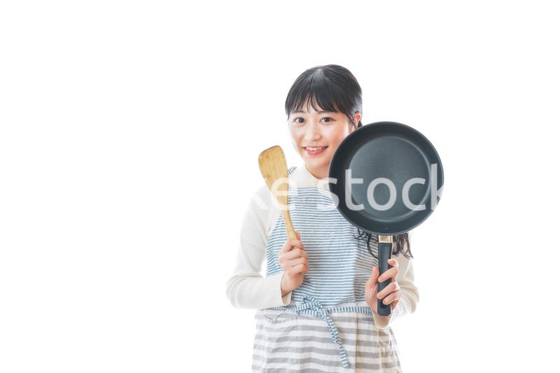 自宅で料理をする新婚の女性