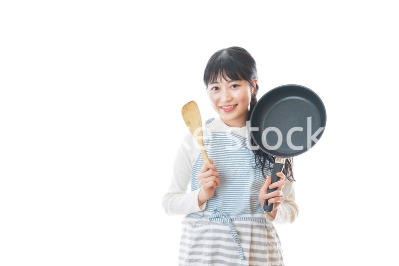 自宅で料理をする新婚の女性