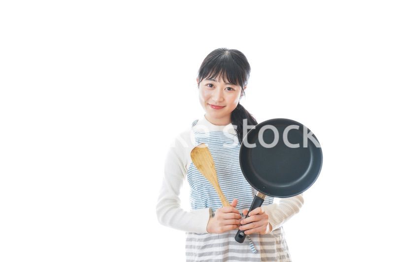 自宅で料理をする新婚の女性