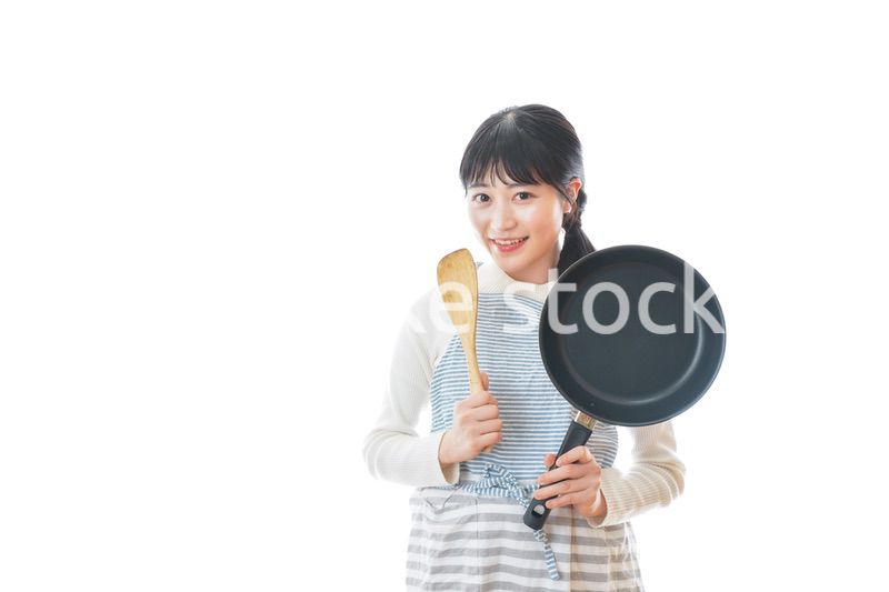 自宅で料理をする新婚の女性