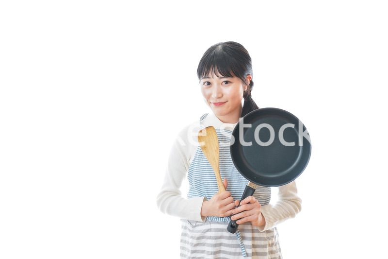 自宅で料理をする新婚の女性