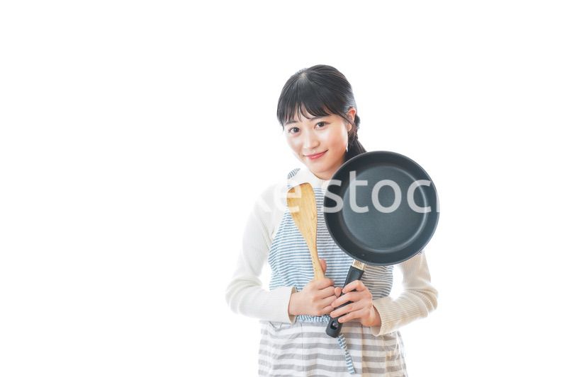 自宅で料理をする新婚の女性