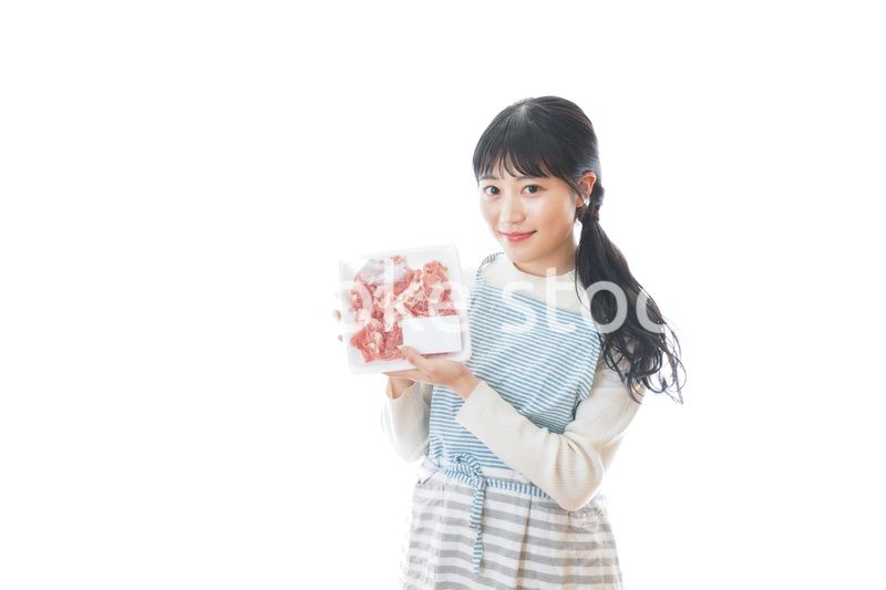 豚肉を持つ若い女性