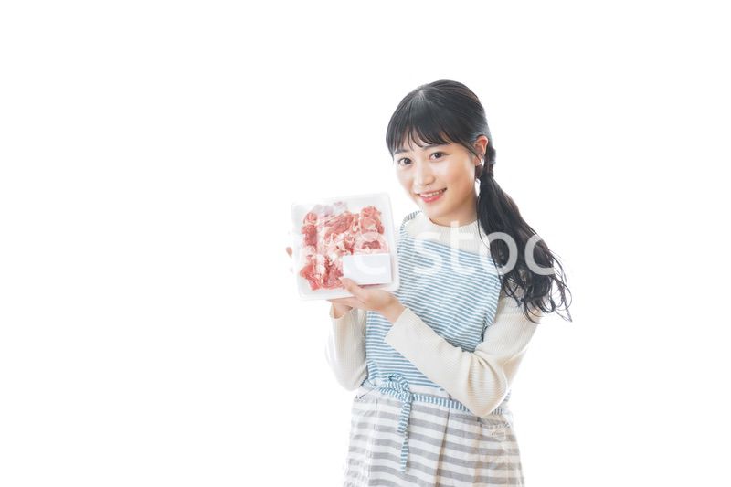 豚肉を持つ若い女性
