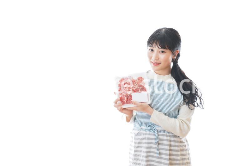 豚肉を持つ若い女性