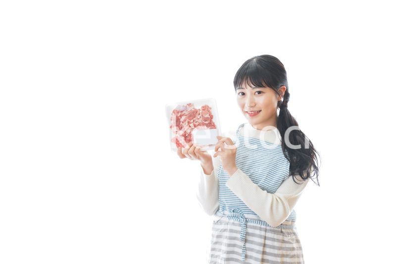 豚肉を持つ若い女性