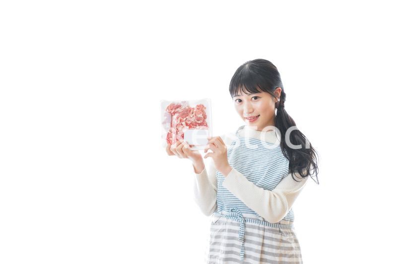 豚肉を持つ若い女性