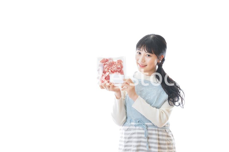 豚肉を持つ若い女性