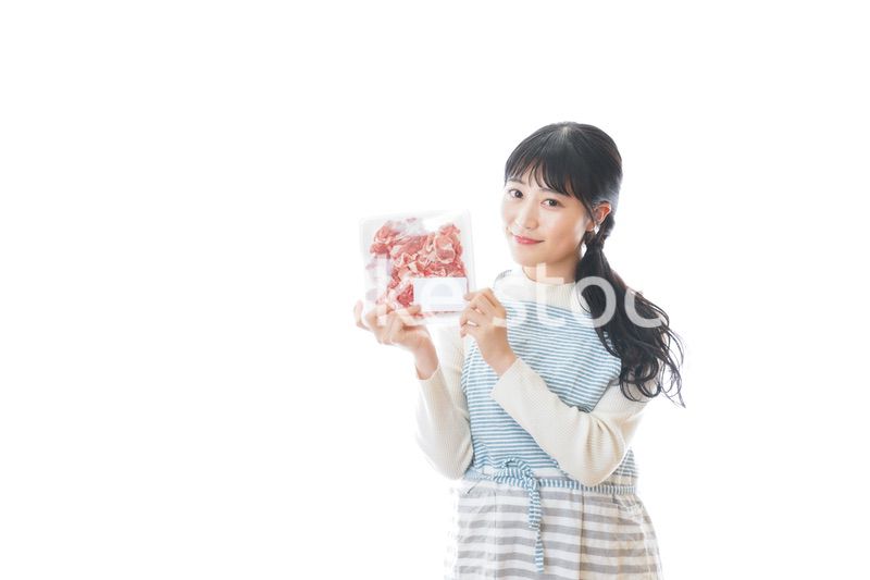 豚肉を持つ若い女性