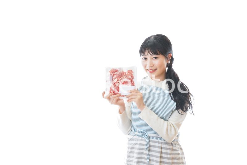 豚肉を持つ若い女性