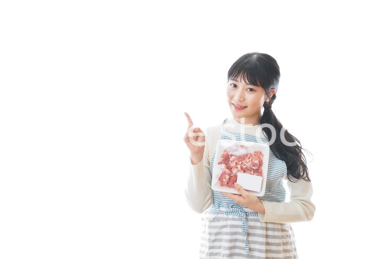 豚肉を持つ若い女性
