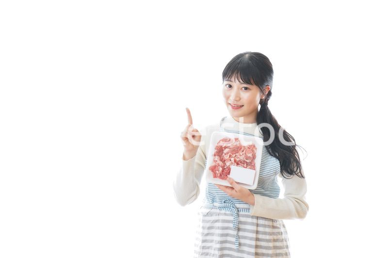 豚肉を持つ若い女性