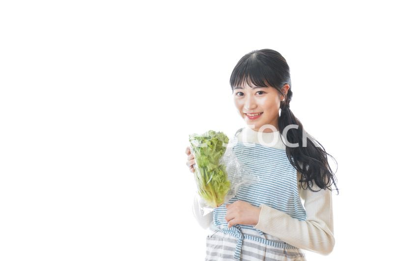 レタスを持つ若い女性